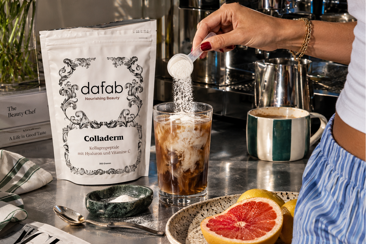 Colladerm Kollagenpulver wird in einen Kaffee eingerührt.