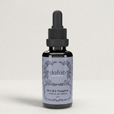 DaFab Vitamin D3 + K2 Tropfen in brauner Glasflasche auf hellem Untergrund. Nahrungsergänzung für Vitamin-D- und Vitamin-K-Versorgung.