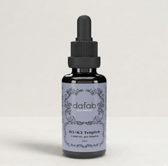 DaFab Vitamin D3 + K2 Tropfen in brauner Glasflasche auf hellem Untergrund. Nahrungsergänzung für Vitamin-D- und Vitamin-K-Versorgung.