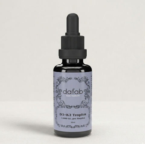 DaFab Vitamin D3 + K2 Tropfen in brauner Glasflasche auf hellem Untergrund. Nahrungsergänzung für Vitamin-D- und Vitamin-K-Versorgung.