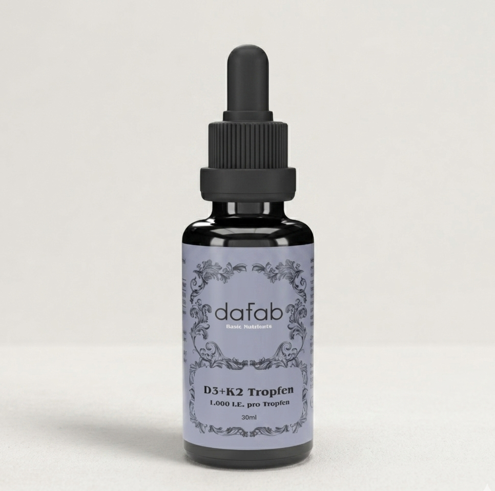 DaFab Vitamin D3 + K2 Tropfen in brauner Glasflasche auf hellem Untergrund. Nahrungsergänzung für Vitamin-D- und Vitamin-K-Versorgung.