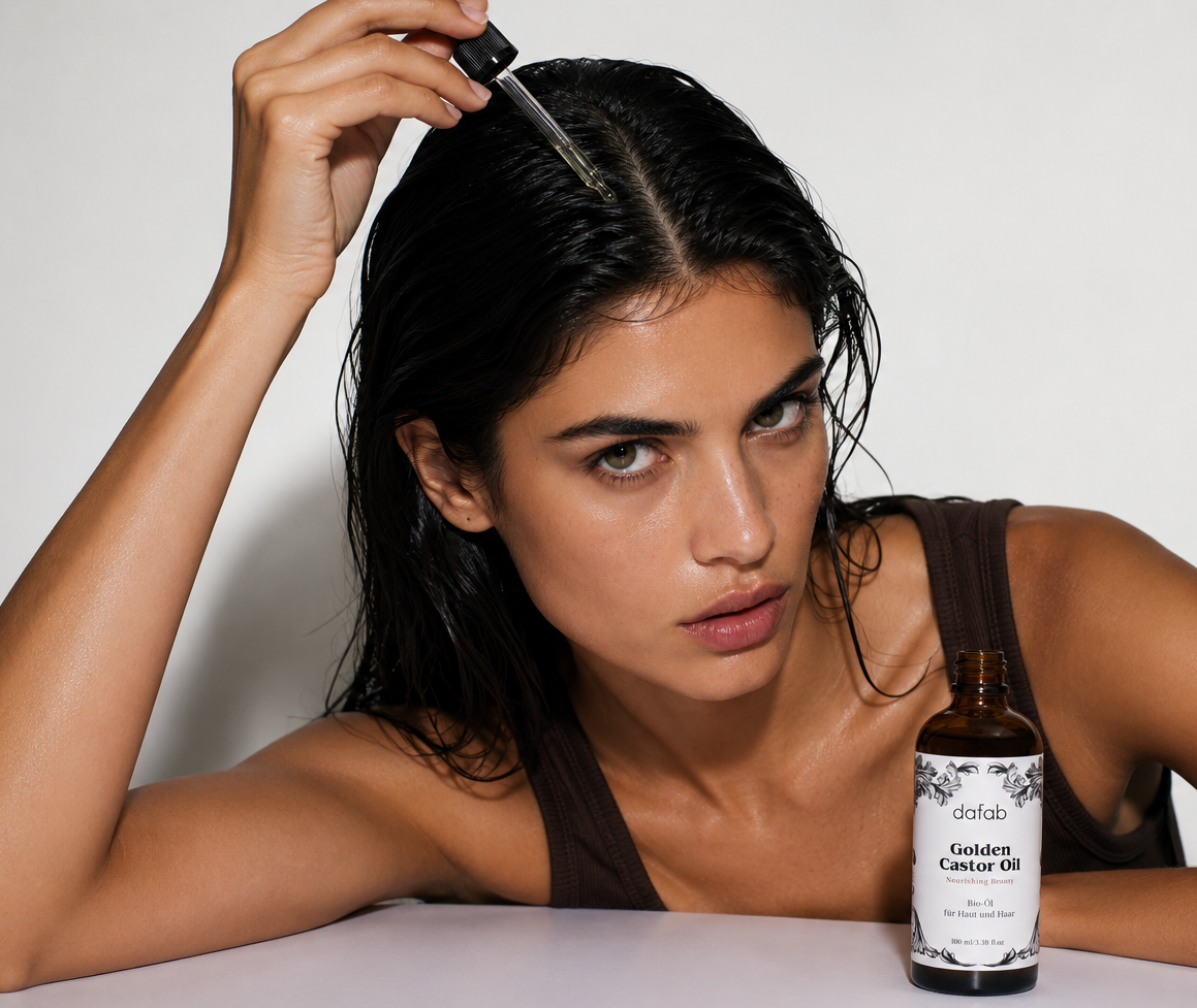 Junge Frau verwendet Golden Castor Oil von DaFab am Haaransatz. Bio-Rizinusöl für Haare, Augenbrauen und Wimpern.
